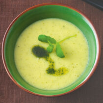 Zucchinisuppe mit Minzeöl