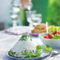 Leichte Kräutermousse mit Himbeersalat