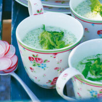 Kopfsalatsuppe mit Radieschengrün