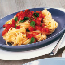 Tagliatelle mit Tomaten-Speck-Sauce