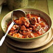 Schweinegulasch aus der Haxe