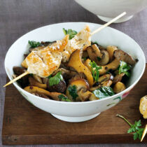 Warmer Pilzsalat mit Hähnchenspießen