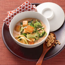 Erdnusssauce zu gebratenem Brokkoli und Tofu Erdnusssauce zu gebratenem Brokkoli und Tofu