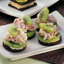 Kiwi-Canapés mit Walnusscreme Kiwi-Canapés mit Walnusscreme