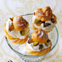 Windbeutel mit Mandelsahne und Pflaumen Windbeutel mit Mandelsahne und Pflaumen