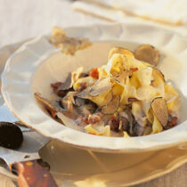 Bandnudeln mit Wurst-Sahne-Sugo Bandnudeln mit Wurst-Sahne-Sugo