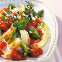 Frühlingszwiebeln in Tomatensauce