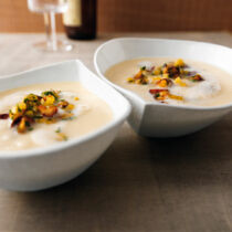 Selleriecreme mit Apfel und karamellisierten Haselnüssen Selleriecreme mit Apfel und karamellisierten Haselnüssen