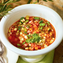 Gemüsesuppe mit Basilikumpaste