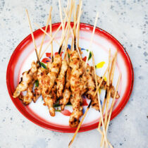 Satay-Spießchen mit Erdnusssauce (Gai Satay Sai Salad Däng Gwa) Satay-Spießchen mit Erdnusssauce (Gai Satay Sai Salad Däng Gwa)