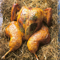 Lorbeer-Hähnchen auf dem Heubett