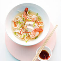 Asiatische Nudelsuppe mit Huhn und Garnelen Asiatische Nudelsuppe mit Huhn und Garnelen