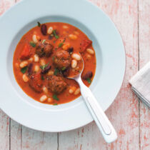Scharfer Bohneneintopf mit Hackfleischbällchen
