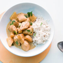 Thailändisches Hähnchencurry mit Kokosmilch Thailändisches Hähnchencurry mit Kokosmilch