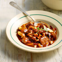 Wildgulasch mit Waldpilzen