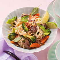 Asiatische Bratnudeln mit Rindfleisch und Brokkoli Asiatische Bratnudeln mit Rindfleisch und Brokkoli