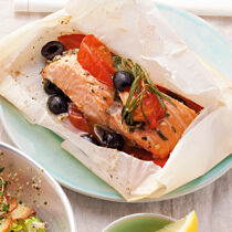 Lachsfilet mit Oliven und Tomate