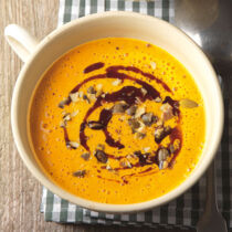 Kürbiscremesuppe mit steirischem Kernöl und gerösteten Kürbiskernen