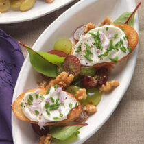 Trauben-Walnuss-Salat mit Ziegenkäse-Crostini