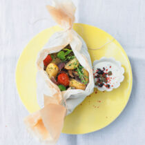 Sommergemüse in Pergamentpapier mit Dip