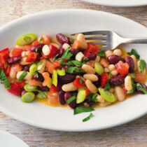 Vegetarischer Bohnensalat aus weißen und violetten Bohnen