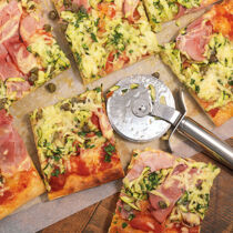 Pizza mit Zucchini und Schinken