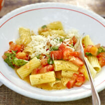 Rigatoni mit frischer Tomatensauce