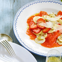 Räucherlachs mit Erdbeeren und weißem Pfeffer