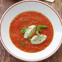 Tomatensuppe mit Basilikumricotta
