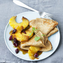 Crêpes mit karamellisierter Ananas