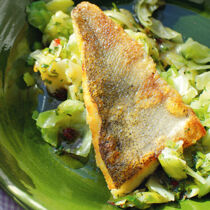 Lauwarmer Spitzkohlsalat mit Fisch Lauwarmer Spitzkohlsalat mit Fisch