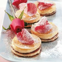 Rosen-Palatschinken-Törtchen Rosen-Palatschinken-Törtchen