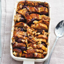 Brotauflauf mit Pflaumen