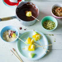 Schokofondue mit Fruchtspießchen Schokofondue mit Fruchtspießchen