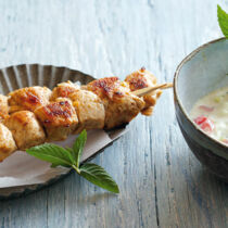 Indische Hähnchenspieße mit Raita Indische Hähnchenspieße mit Raita