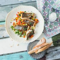 Knuspriger Fisch mit Paprikawürfeln