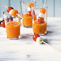 SOMMERSPIESSE IM WÜRZIGEN MELONENSÜPPCHEN SOMMERSPIESSE IM WÜRZIGEN MELONENSÜPPCHEN