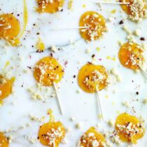 Zitronenlutscher mit Macadamianüssen und Pfeffer Zitronenlutscher mit Macadamianüssen und Pfeffer