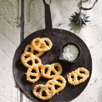 Adventsbrezeln mit Hagelzucker