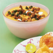 Mangocreme mit gemischten Nüssen