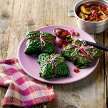 Mangoldpäckchen mit Pilzen und Tomaten