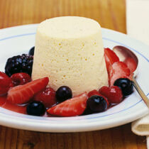 Bayerische Creme mit Beerenkompott Bayerische Creme mit Beerenkompott