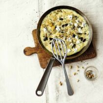 Zucchini-Omeletts mit Oliven und Pinienkernen Zucchini-Omeletts mit Oliven und Pinienkernen