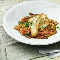 Caponata mit gebratenem Fisch