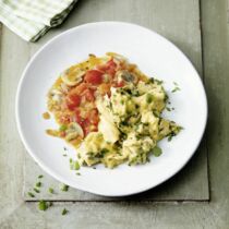Kräuterrührei mit Tomaten und Pilzen