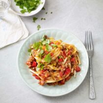 Gemüse-Nudel-Wok mit Hackfleisch