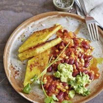 Chili con Polenta-Rauten und Guacamole