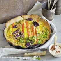 Bunte Möhren-Quiche mit Sonnenblumenkernen Bunte Möhren-Quiche mit Sonnenblumenkernen
