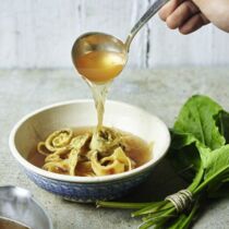 Flädlesuppe mit Sauerampfer