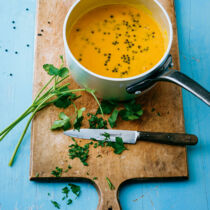 Kürbissuppe mit schwarzen Linsen